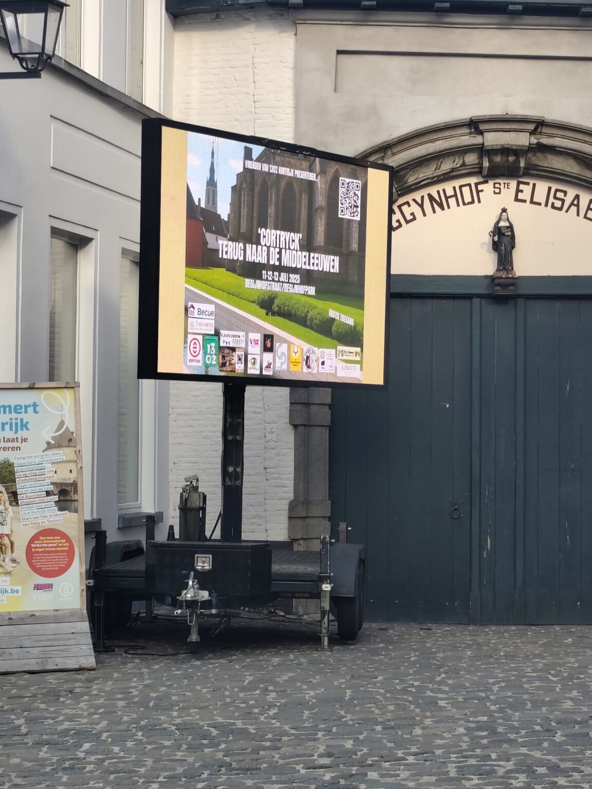 Authentieke middeleeuwse stoet en gevechten tijdens het re‑enactmentweekend in Kortrijk, Guldensporenslag 1302